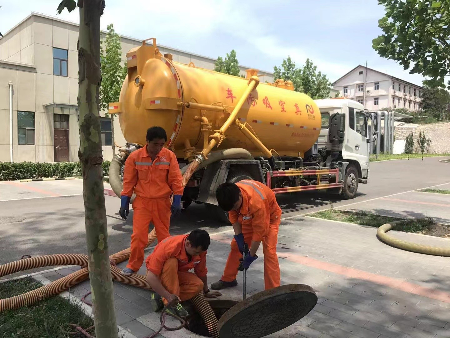 西林管道疏通车停在窨井附近