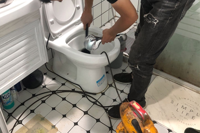 西林马桶堵塞自己疏通还是找师傅?专业上门服务让你省时更省心